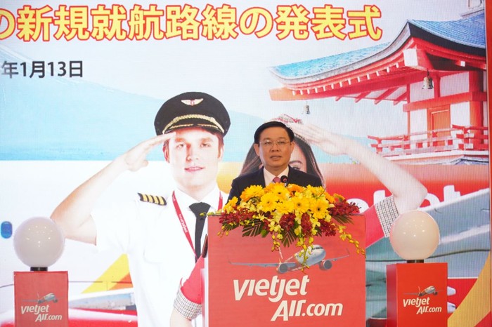 Uỷ viên Bộ Chính trị, Phó Thủ tướng Chính phủ Vương Đình Huệ chúc mừng Vietjet công bố các đường bay mới tới Nhật Bản.