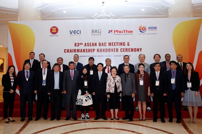 Đại biểu ASEAN BAC chụp ảnh lưu niệm sau buổi họp.