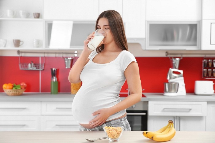 Bổ sung dinh dưỡng từ sữa bầu sẽ giúp mẹ khỏe, bé thông minh.