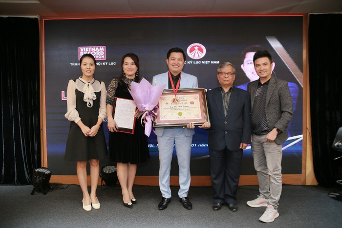 Diễn giả Đào Ngọc Cường (đứng giữa) trở thành diễn giả được mời nhiều nhất tại các trường.
