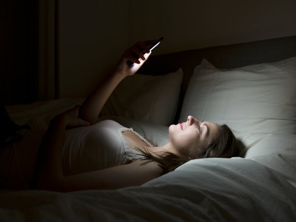 Ánh sáng xanh từ màn hình di động phá vỡ nội tiết tố và giấc ngủ của bạn (Ảnh: theo boldsky).