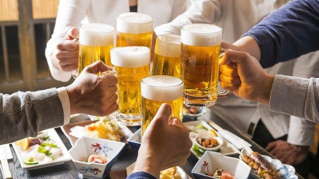 Uống rượu bia nhiều sẽ gây suy giảm sức khỏe. (Ảnh minh họa: TTXVN)
