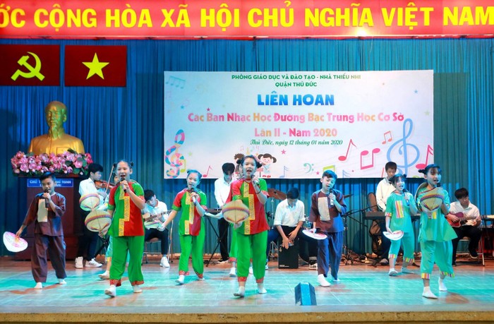 Nhóm nhạc của Trường trung học cơ sở Thái Văn Lung với Liên khúc dân ca Nam bộ. Ảnh: Cẩm Vân.