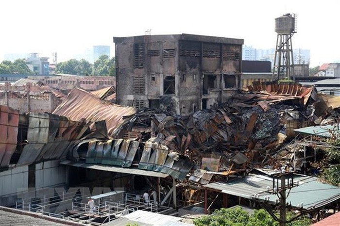 Khung cảnh sau vụ cháy tại Công ty Cổ phần Bóng đèn Phích nước Rạng Đông. (Ảnh: TTXVN)