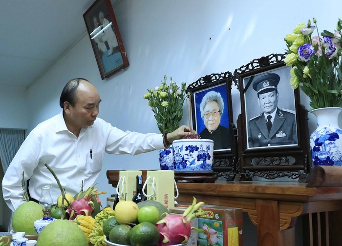 Thủ tướng Nguyễn Xuân Phúc dâng hương, tưởng nhớ nguyên Chủ tịch nước, Đại tướng Lê Đức Anh. Ảnh: VGP