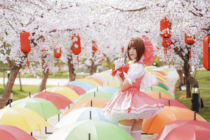 Thủ lĩnh thẻ bài quyền năng Sakura tạo dáng với hoa anh đào “sakura&quot;