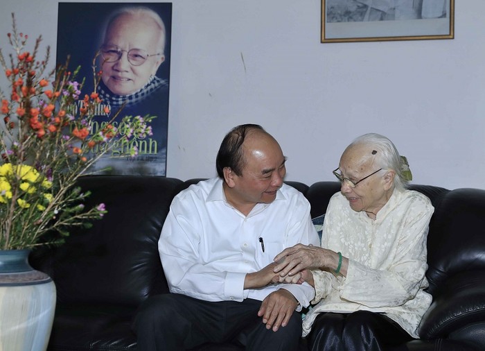 Thủ tướng Nguyễn Xuân Phúc trò chuyện với bà Ngô Thị Huệ, Phu nhân cố Tổng Bí thư Nguyễn Văn Linh, năm nay đã 103 tuổi. Ảnh: VGP