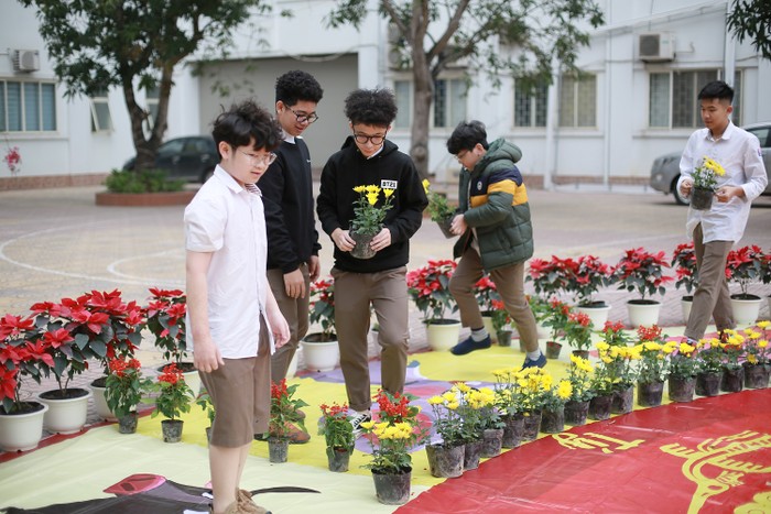 Các em học sinh Trường Việt - Úc Hà Nội cùng nhau trang trí cho bồn hoa 12 con giáp.