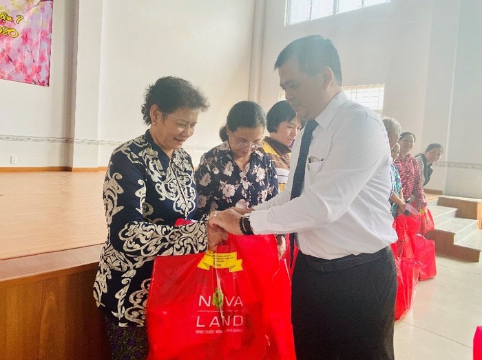 Phối hợp cùng Quỹ Vì người nghèo - Ủy ban Mặt trận Tổ quốc Việt Nam Thành phố Hồ Chí Minh, Tập đoàn Novaland đã trao tặng hơn 500 phần quà đến các hộ gia đình có hoàn cảnh khó khăn tại quận 7, quận 4 (Thành phố Hồ Chí Minh).