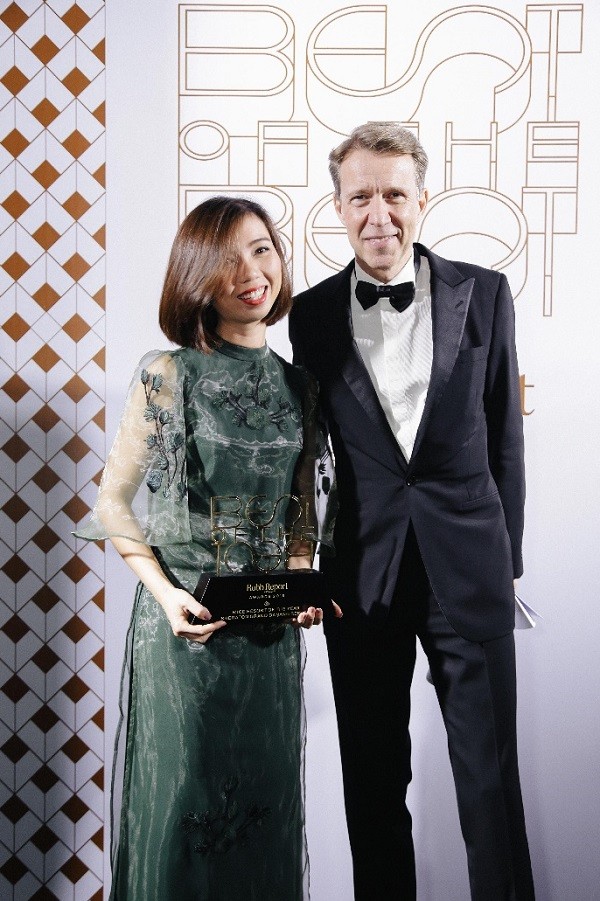 Đại diện Sheraton Grand Đà Nẵng Resort nhận giải thưởng MICE Resort of the Year.