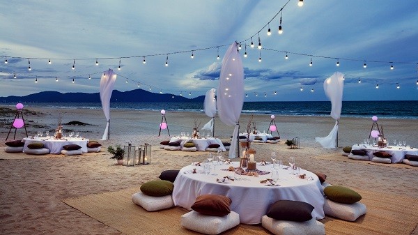Tiệc tối bên bờ biển đầy lãnh mạn tại Sheraton Grand Đà Nẵng Resort.