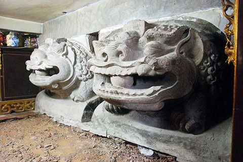 Tượng đôi sư tử đá đền - chùa Bà Tấm (Niên đại: Thế kỷ XII; hiện lưu giữ tại đền - chùa Bà Tấm, xã Dương Xá, huyện Gia Lâm, thành phố Hà Nội) được công nhận là bảo vật quốc gia.
