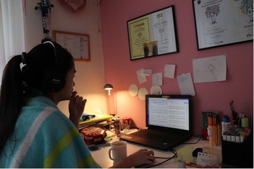 Thanh Mai ngồi viết nhạc trong phòng ở nhà.