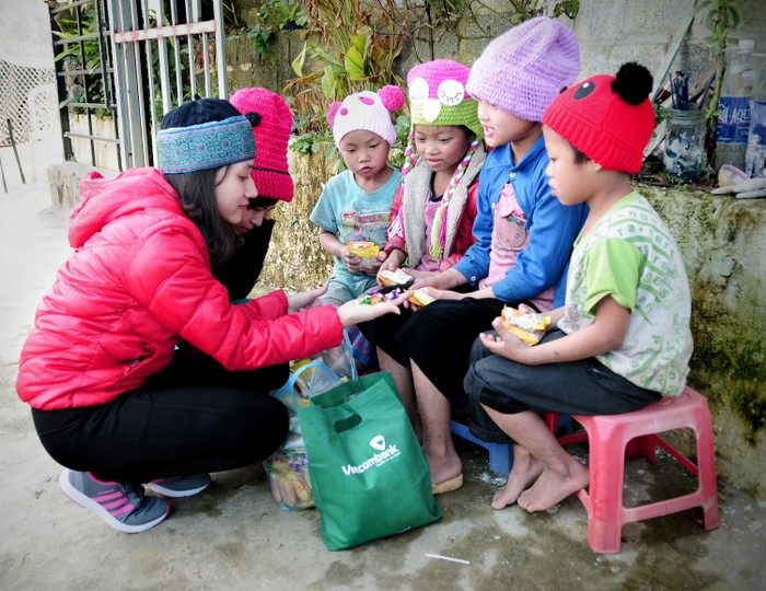 Luôn quan tâm đến người nghèo, đặc biệt là những trẻ em nghèo, cán bộ nhân viên Vietcombank đã lan tỏa các giá trị nhân văn đến với cộng đồng.