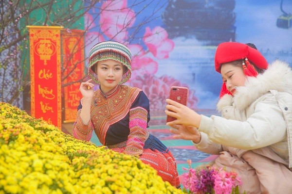 Hương xuân rực rỡ sắc hoa xen lẫn làn sương mở ảo tràn ngập Sun World Fansipan Legend trong ngày đầu khai hội.