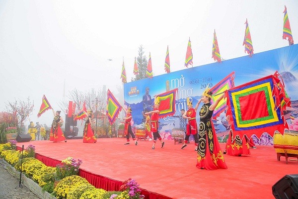 Lễ hội mùa xuân Fansipan 2020 đã chính thức khai hội ngày 27/1/2020 với chủ đề “Hội xuân mở cổng trời - Khèn hoa rực rỡ Tây Bắc”.