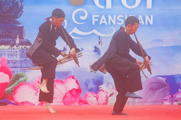 Những nghệ nhân múa khèn tài hoa nhất Sa Pa, Lai Châu, Yên Bái, Hà Giang tụ hội về đây tranh tài trong Lễ hội Khèn hoa Fansipan 2020.
