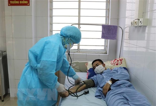 Bác sỹ thăm khám và điều trị cho bệnh nhân nghi ngờ nhiễm virus corona. (Ảnh: TTXVN/Vietnam+)