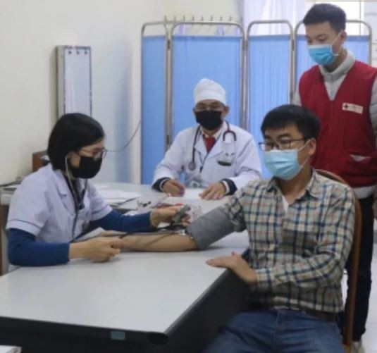 Bệnh viện đa khoa huyện Vũ Thư (tỉnh Thái Bình) tổ chức kiểm tra sức khỏe cho người có quốc tịch Trung Quốc.