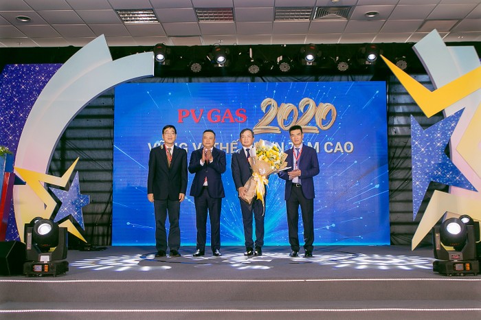 Chủ tịch Tập đoàn Dầu khí Việt Nam - ông Trần Sỹ Thanh chúc mừng tập thể PV GAS hoàn thành thắng lợi nhiệm vụ năm 2019.
