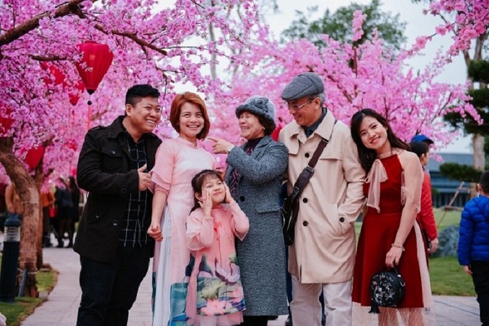 Nụ cười hạnh phúc của cư dân khi tham gia lễ hội hoa Xuân tại Vinhomes Smart City (Hà Nội).