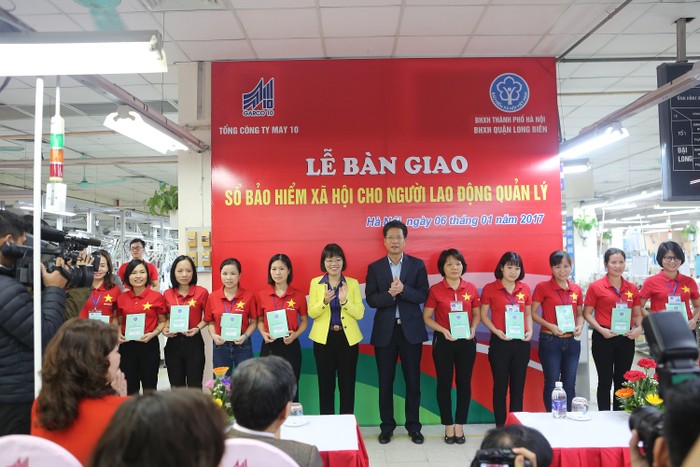 Phó Tổng Giám đốc bảo hiểm xã hội Việt Nam Trần Định Liệu trao sổ bảo hiểm xã hội cho người lao động Tổng Công ty May 10.