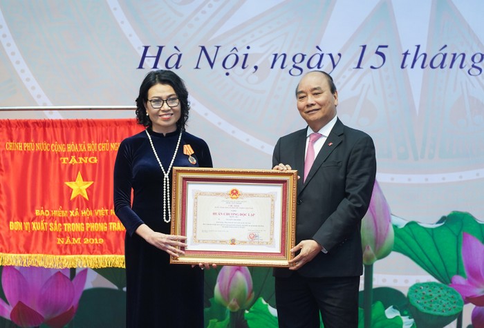 Thủ tướng Chính phủ đã trao tặng Huân chương Độc lập Hạng Ba cho bà Nguyễn Thị Minh, Thứ trưởng, Tổng Giám đốc bảo hiểm xã hội Việt Nam.