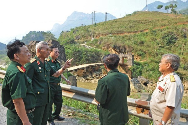 Thiếu tướng Nguyễn Đức Huy (thứ hai từ trái sang) thăm lại chiến trường xưa ở Hà Giang năm 2013. Ảnh: VIỆT VĂN - Báo Lao động