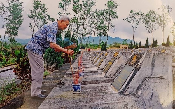 Thiếu tướng Nguyễn Đức Huy tưởng nhớ đồng đội, chiến sĩ của mình ở nghĩa trang liệt sĩ Vị Xuyên, Hà Giang. Ảnh: VOV.