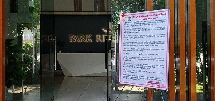 Hướng dẫn các biện pháp phòng chống dịch được dán ngay tại cửa ra vào khu nhà phố biệt thự Park Riverside (Phường Phú Hữu – Quận 9 – Thành phố Hồ Chí Minh).