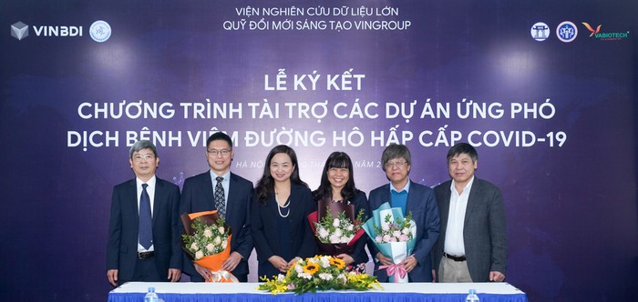 Phó giáo sư, Tiến sĩ Khoa học Phan Thị Hà Dương (Giám đốc Điều hành Quỹ Đổi mới Sáng tạo Vingroup - VinIF) tặng hoa các chủ nhiệm dự án tại Lễ kết kết tài trợ ngày 20/2.