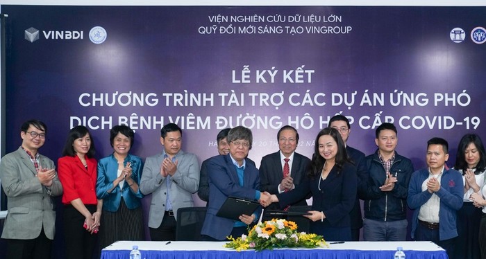 Tập đoàn Vingroup đã chung tay cùng các nhà khoa học Việt với số tiền 20 tỷ đồng để tài trợ khẩn cấp nhằm đẩy mạnh các biện pháp phòng chống sự lây lan của dịch bệnh, điều trị và bảo vệ sức khỏe cộng đồng.