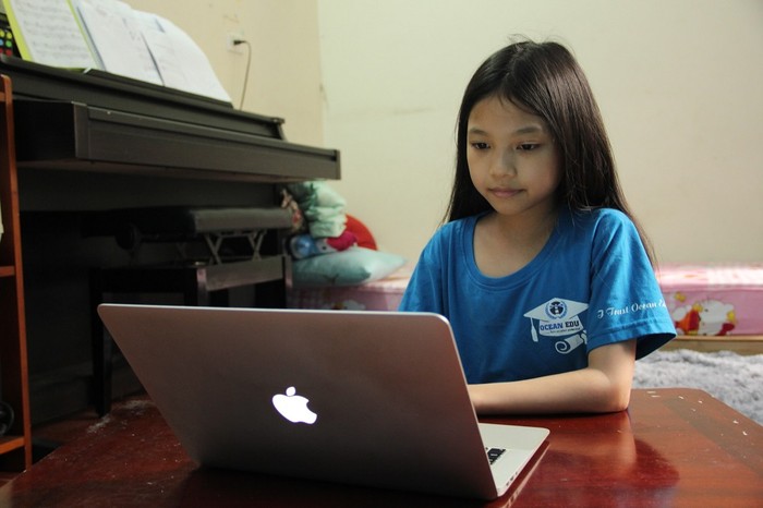 Học sinh Ocean Edu học tiếng Anh trực tuyến tại nhà với giáo viên nước ngoài.