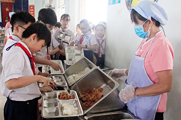 Bên cạnh chế độ ăn uống, giáo dục dinh dưỡng học đường đang được nhiều trường tiểu học chú trọng.