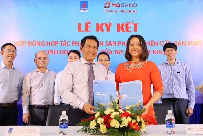 Ông Phan Minh Quốc Bình - Phó Viện trưởng VPI và bà Huỳnh Tiến Hạnh - Giám đốc HQGANO đại diện 2 đơn vị ký kết Hợp đồng hợp tác phát triển sản phẩm VPI-GEL.
