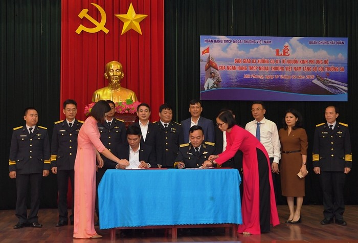Ông Vũ Tiến Duật – Phó Bí thư thường trực Đảng ủy (ngồi bên trái) và Chuẩn đô đốc Phạm Văn Quang – Phó Chủ nhiệm Chính trị Hải quân (ngồi bên phải) ký biên bản bàn giao 3 xuồng CQ-01.