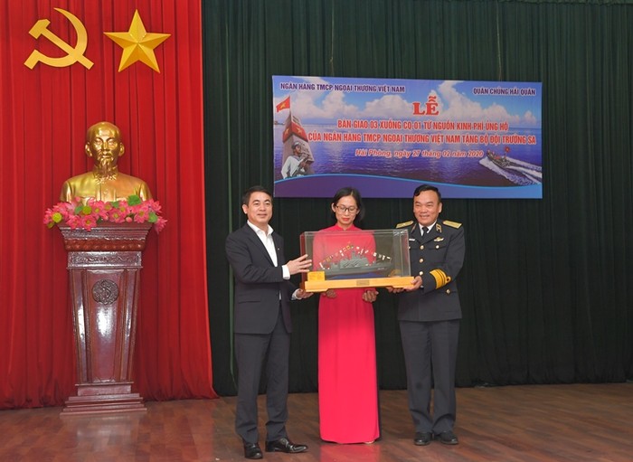 Chuẩn đô đốc Phạm Văn Quang – Phó Chủ nhiệm Chính trị Hải quân (bên phải) trao tặng mô hình tàu cho Chủ tịch Hội đồng quản trị Vietcombank Nghiêm Xuân Thành.