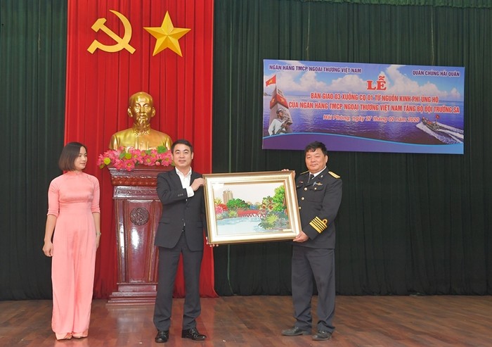 Chủ tịch Hội đồng quản trị Vietcombank Nghiêm Xuân Thành tặng quà lưu niệm cho Đại tá Đặng Ngọc Đảo – Giám đốc Nhà máy X46/Cục kỹ thuật.
