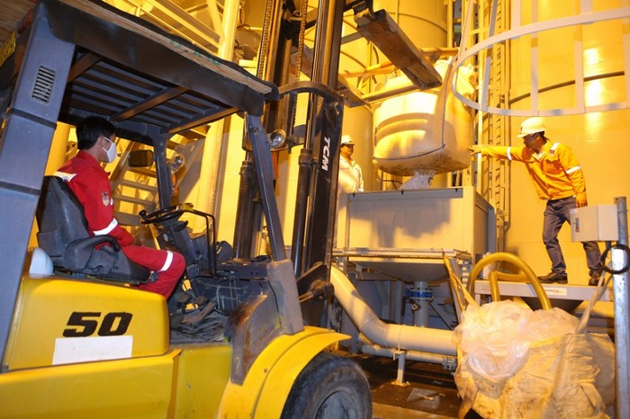 Kỹ sư DMC-WS thực hiện pha trộn hóa chất tại căn cứ hóa chất PVChem tại cảng Vietsovpetro.