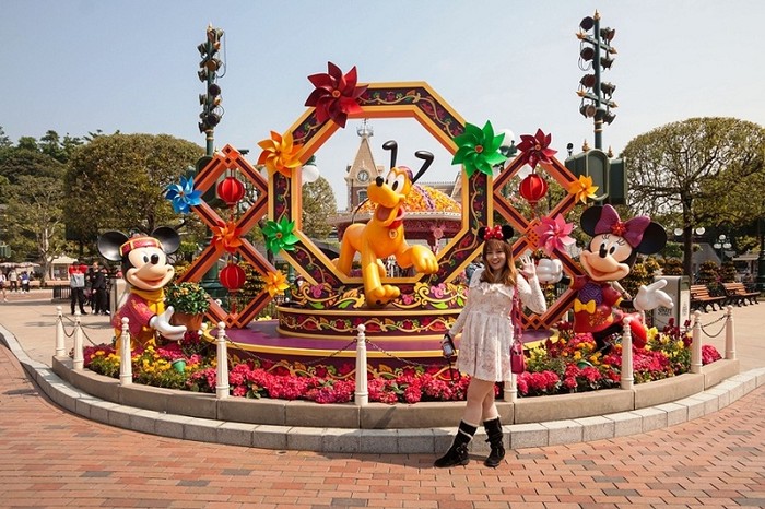 Du khách chụp ảnh tại Disneyland – Hongkong.