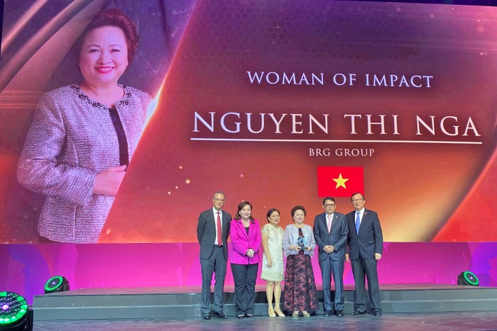 Doanh nhân Nguyễn Thị Nga được vinh danh Woman of Impact Awards tại Philippines.