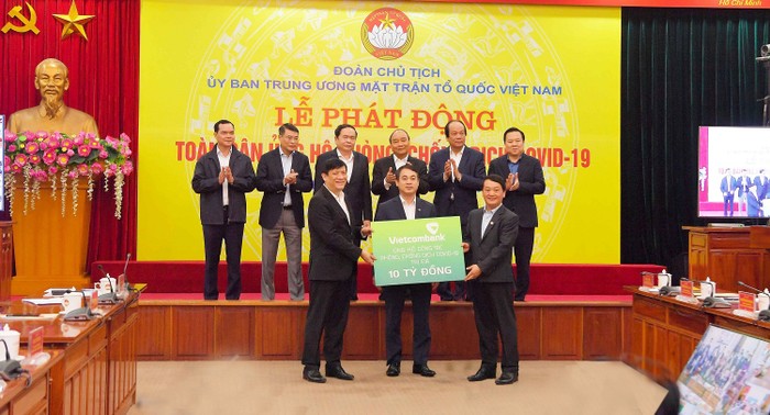 Thủ tướng Nguyễn Xuân Phúc và các đại biểu chứng kiến Ngân hàng Thương mại cổ phần Ngoại thương Việt Nam (Vietcombank) ủng hộ 10 tỷ cho công tác phòng, chống dịch Covid – 19.