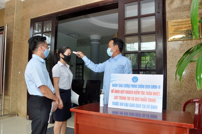 Bảo hiểm xã hội tỉnh Quảng Nam thực hiện công tác kiểm soát dịch ngay tại cơ quan.