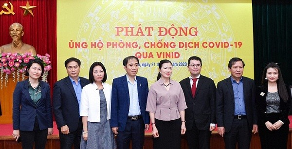 Đại diện Ủy ban Trung ương Mặt trận Tổ quốc Việt Nam và đại diện VinID tại buổi lễ phát động ủng hộ phòng, chống dịch Covid-19 qua VinID.