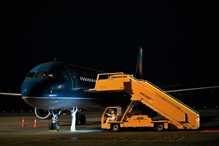 Các chuyến bay giải cứu thường hạ cánh về đêm hoặc sáng sớm.