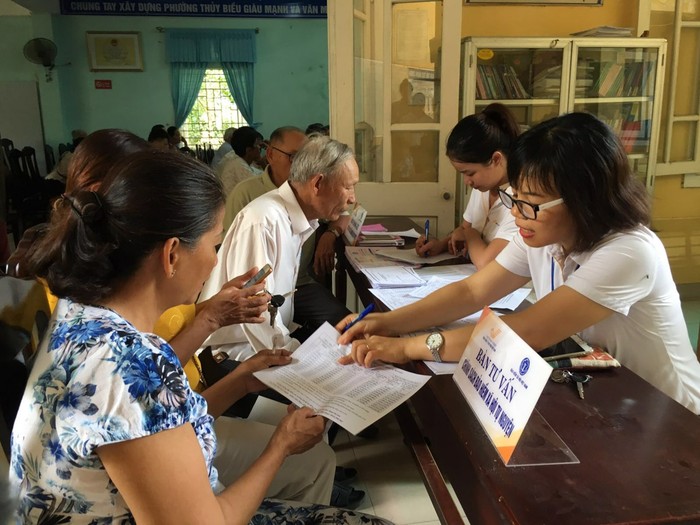 Nhân viên Bưu điện tỉnh Thừa Thiên Huế chi trả lương hưu tại các điểm phục vụ của Bưu điện tỉnh. Nguồn: buudienhue.vn