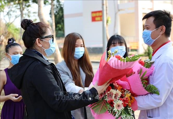 Bệnh nhân tặng hoa và cảm ơn bác sĩ điều trị trước khi được xuất viện về nhà (Ảnh minh họa: TTXVN).