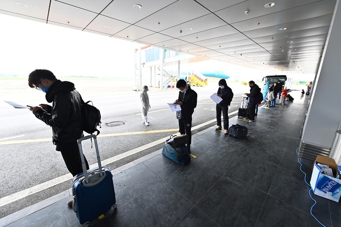 Sân bay Vân Đồn kẻ sẵn vạch vàng, bố trí hành khách xếp hàng làm thủ tục cách nhau 2m.