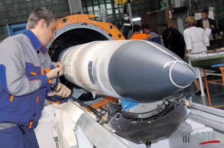 Thợ ráp nguội Iury Ugrov điều chỉnh tên lửa vào ống chứa vận tải