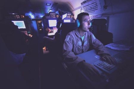 Thành phần phi hành đoàn của Е-8С Joint STARS gồm 18 nhân viên điều khiển